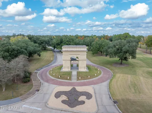 406 Le Triomphe Pkwy, Broussard, LA 70518