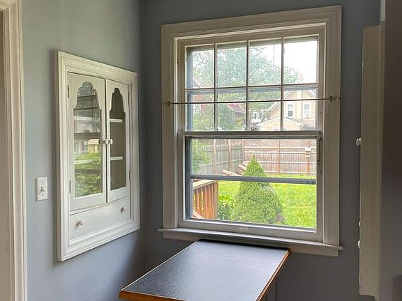 5th image of 927 Woodlawn Ave