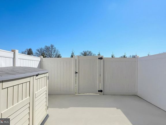 4th image of 1602 Devers Rd