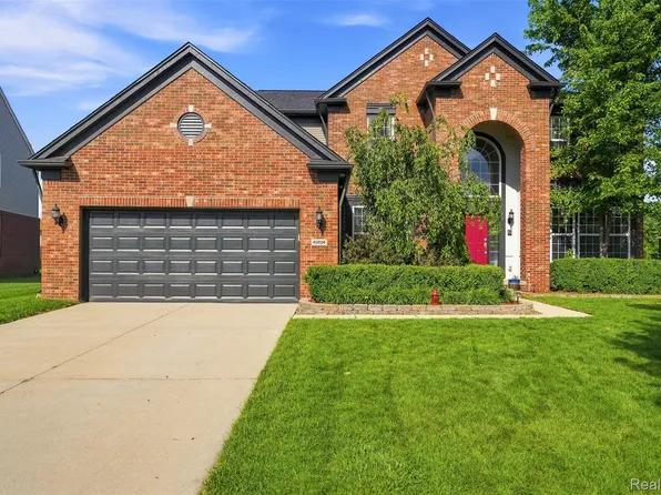 49894 Bloomsbury Ln, Macomb, MI 48044