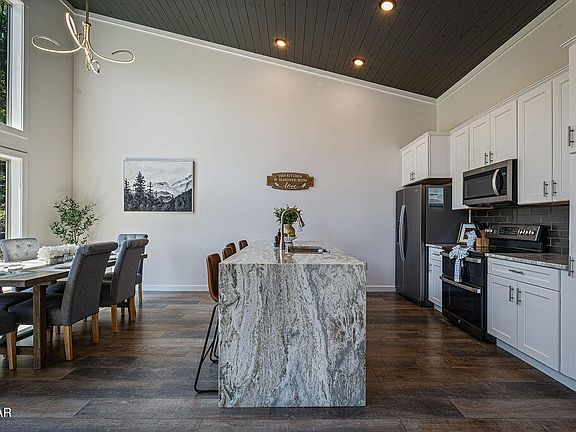 4th image of 612 Sunset Ln