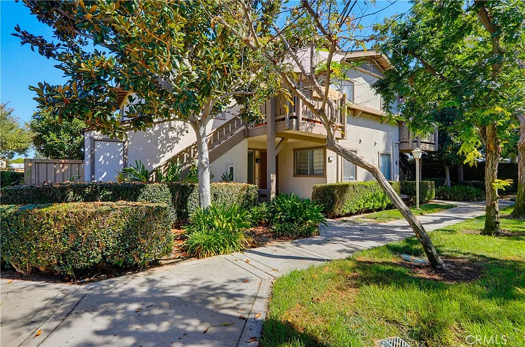 2 bed, 917 sqft, $3,150 — Photo 1