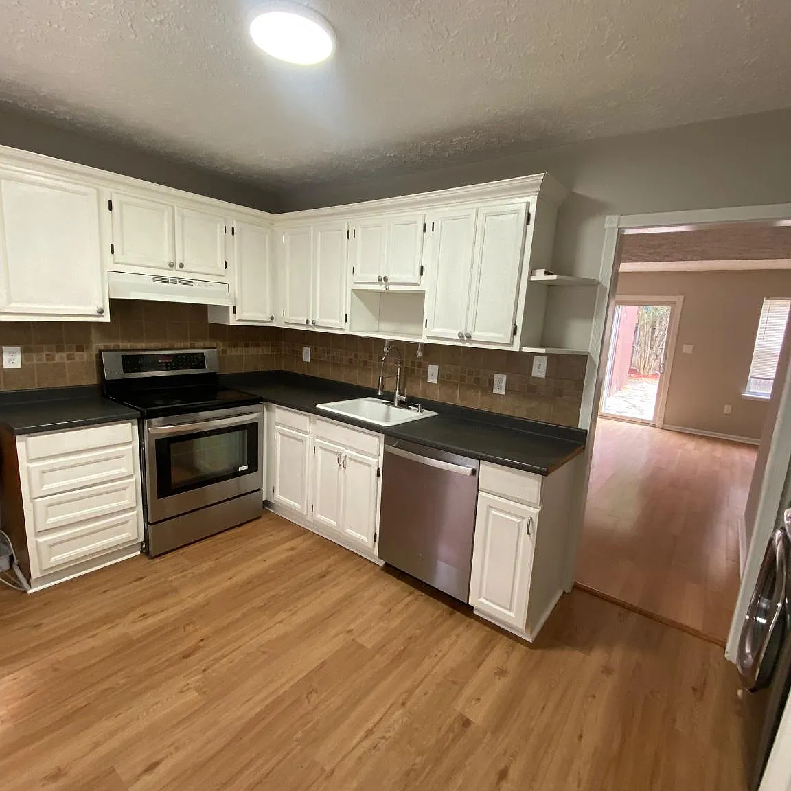 3 bed, 2.5 bath, 1232 sqft, $2,400 — Photo 3