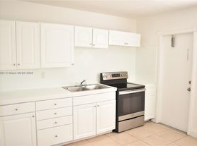 633 NW 6th Ct, Hallandale, FL