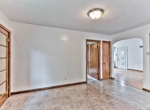 5th image of 6033-6035 Jamieson Ave