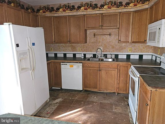 4th image of 22438 Greenview Ct