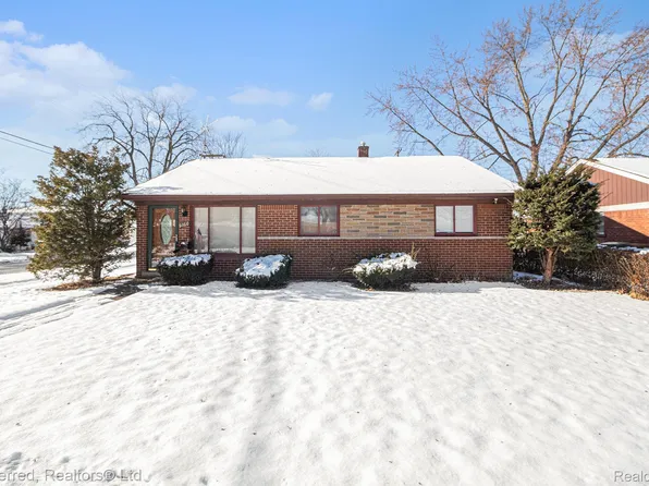 9360 Pine St, Taylor, MI 48180