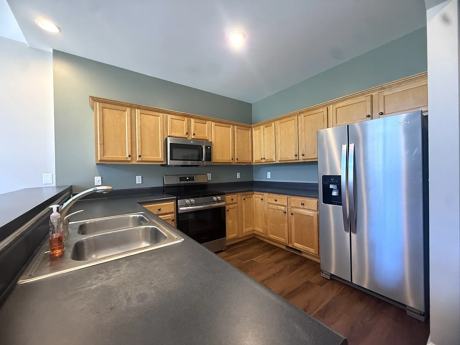 3 bed, 2.5 bath, 2100 sqft, $3,000 — Photo 4