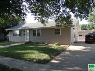 521 8th St SW, Le Mars, IA 51031