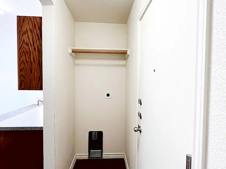 1515 Justin Loop #B — Photo 13