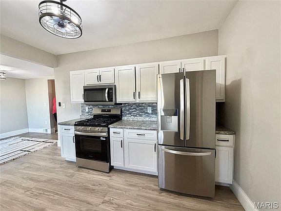 4th image of 418 W 3rd St