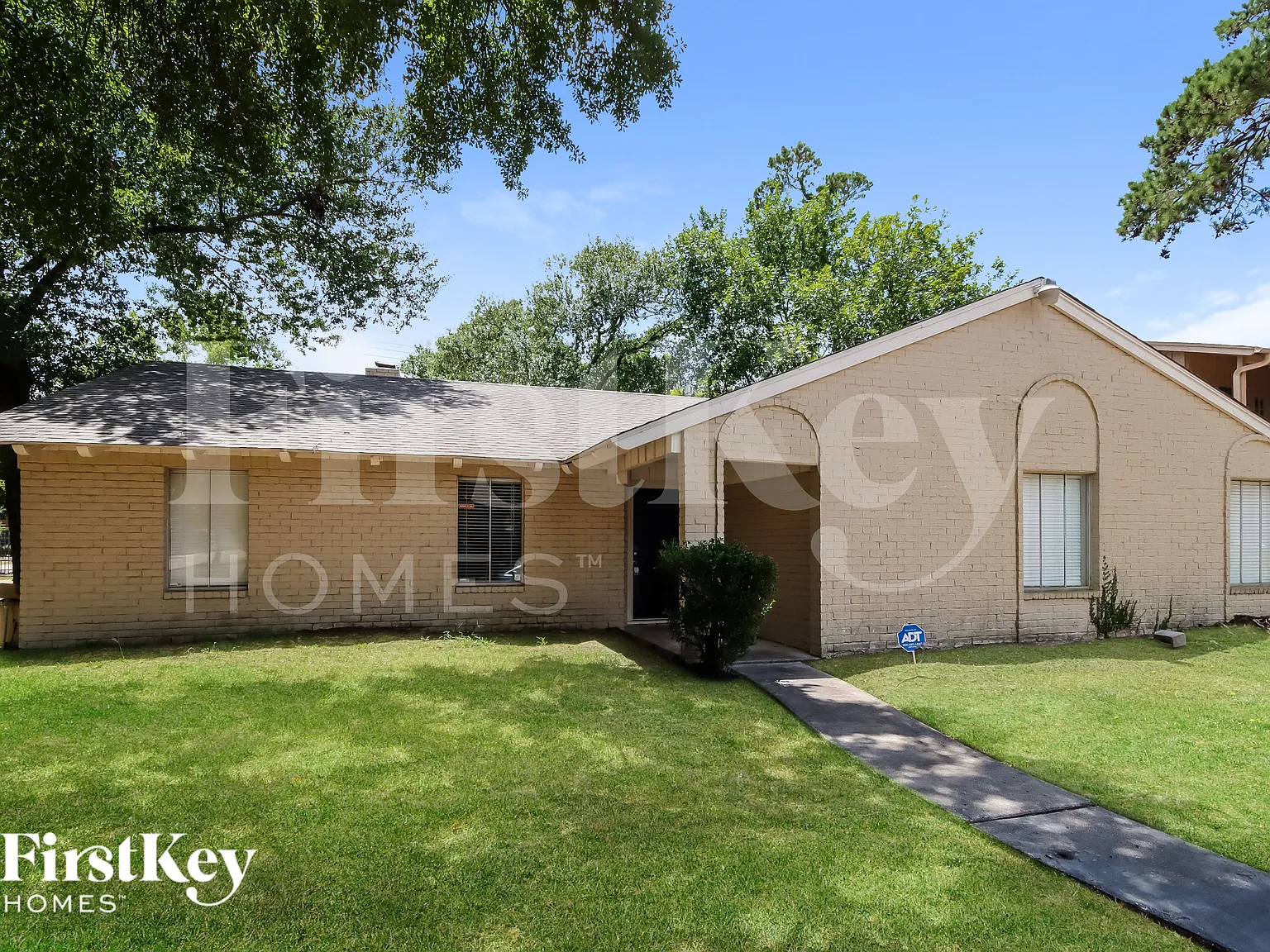4 bed, 2.0 bath, 2259 sqft, $2,305 — Photo 2