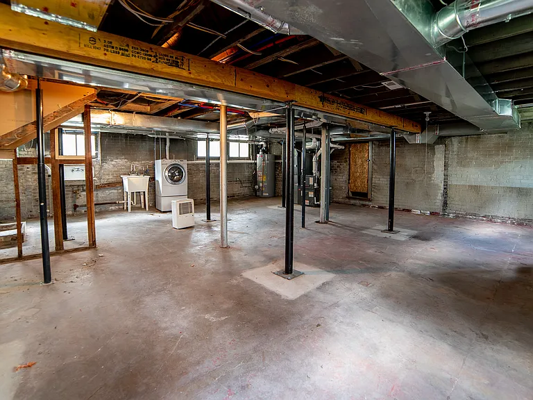 815 W 4th St — Photo 32