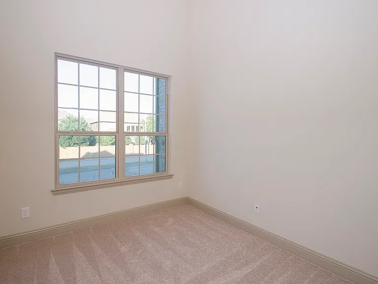 939 Whitehall Dr — Photo 18