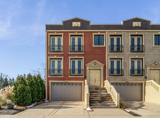 16W542 Bluff Rd, Willowbrook, IL 60527