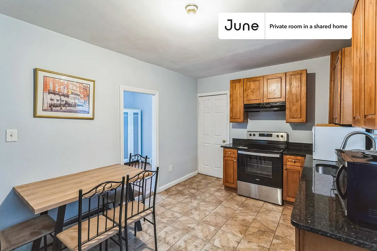 Queen bedroom in 5 bed/3 bath home in Somerville #1806 D — Photo 4