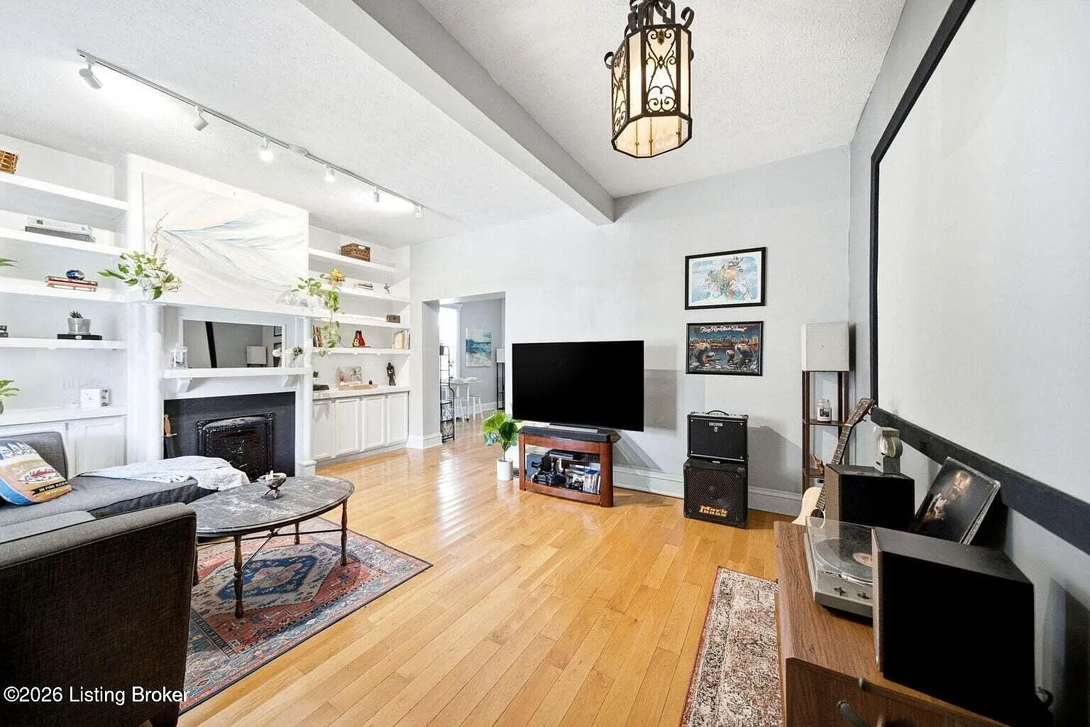 2 bed, 1.0 bath, 1314 sqft, $1,850 — Photo 2