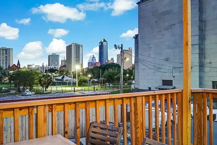 136 Phelps St — Photo 2