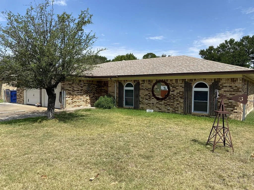 1122 Rhonda Lee St. — Photo 3