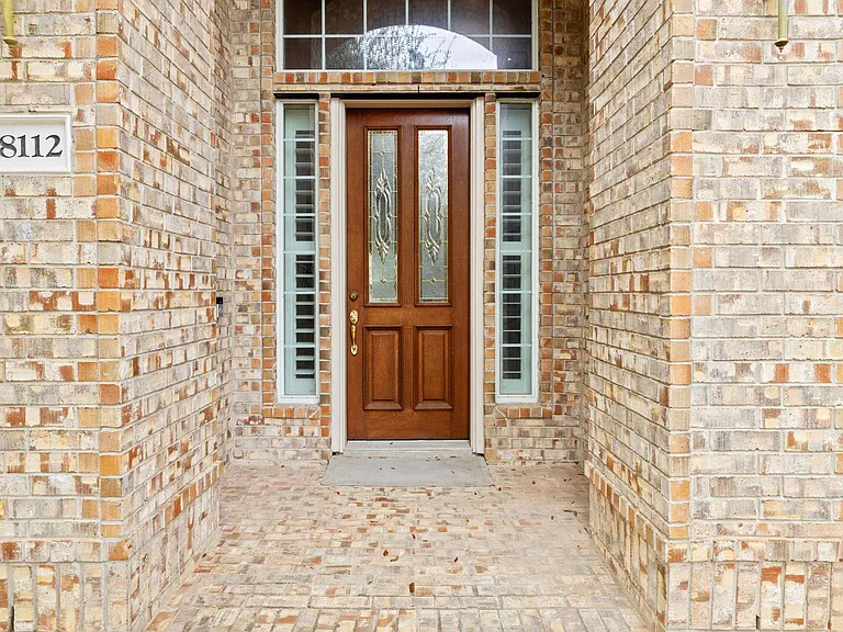 8112 Cobblestone — Photo 3