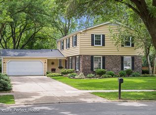 6 Pima Ct, Naperville, IL 60563