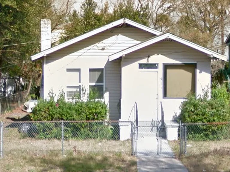 411 41st St W — Photo 2