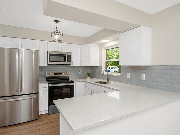 3rd image of 19 VENTURA DRIVE