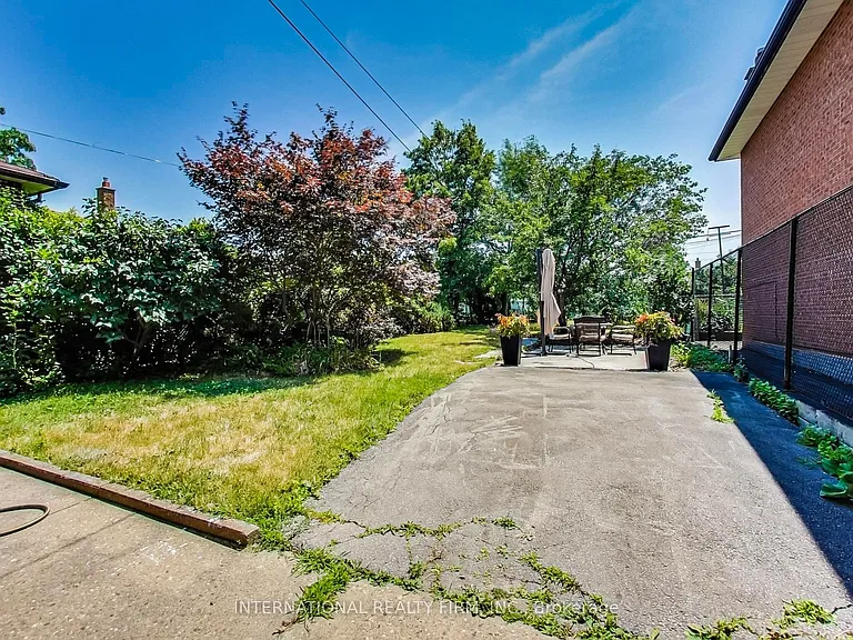 1097 Glengrove Ave — Photo 24