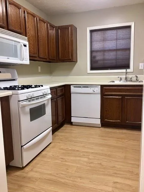 2 bed, 1.0 bath, 1126 sqft, $1,500 — Photo 3
