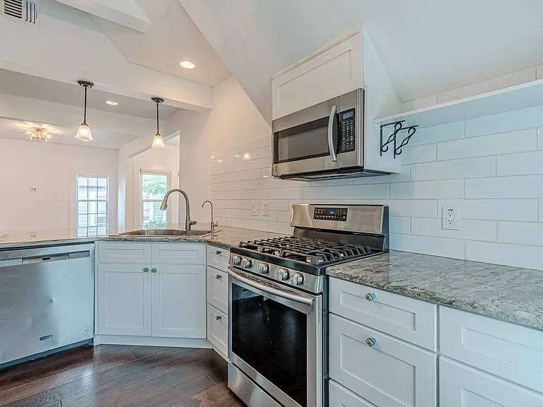 311 W Mistletoe Ave — Photo 18