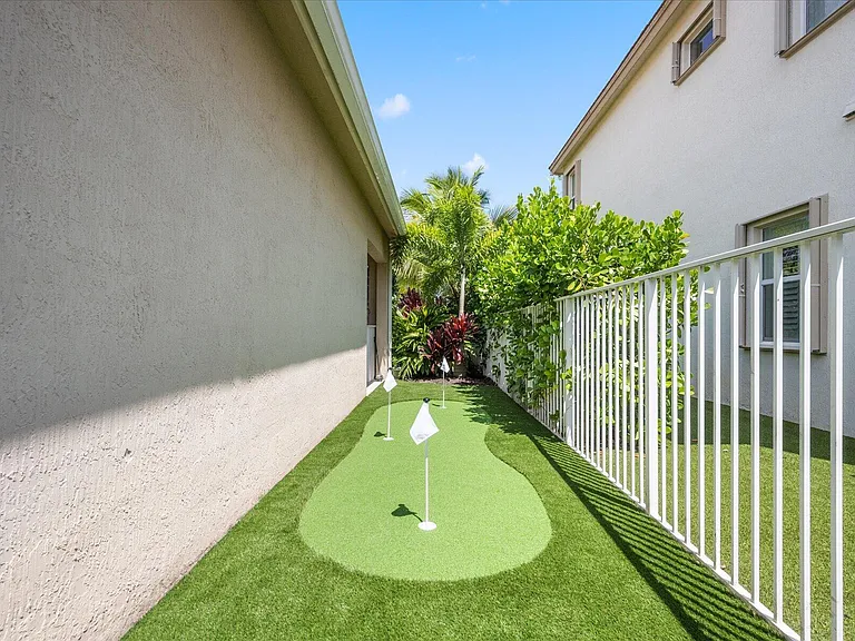 8152 Butler Greenwood Dr — Photo 22