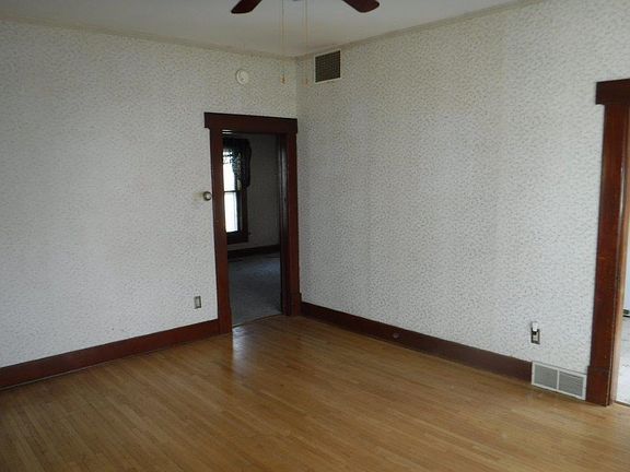 4th image of 923 E 7th St
