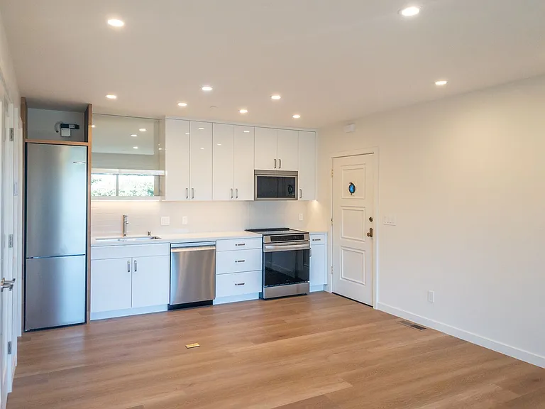 Stunning, Fully Remodeled Jr. 1bd/1ba! Remodeled! Private Deck! Parking! Laundry! Progressive! — Photo 8