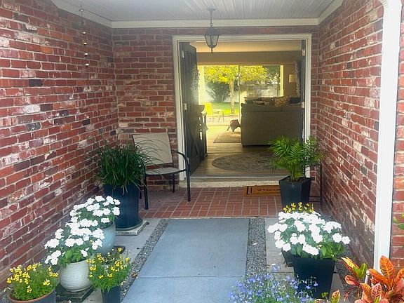 4th image of 825 Poinsettia Ave