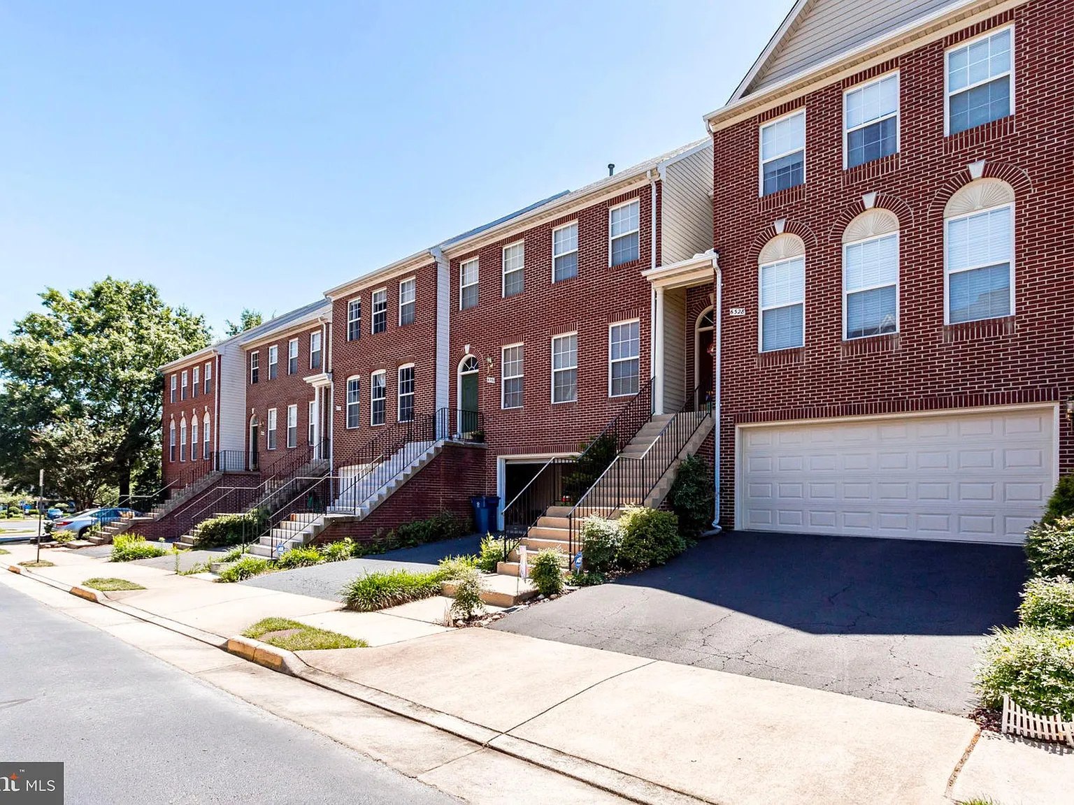 3 bed, 3.5 bath, 1872 sqft, $3,700 — Photo 2