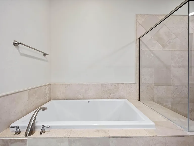 1104 Thompson St — Photo 14