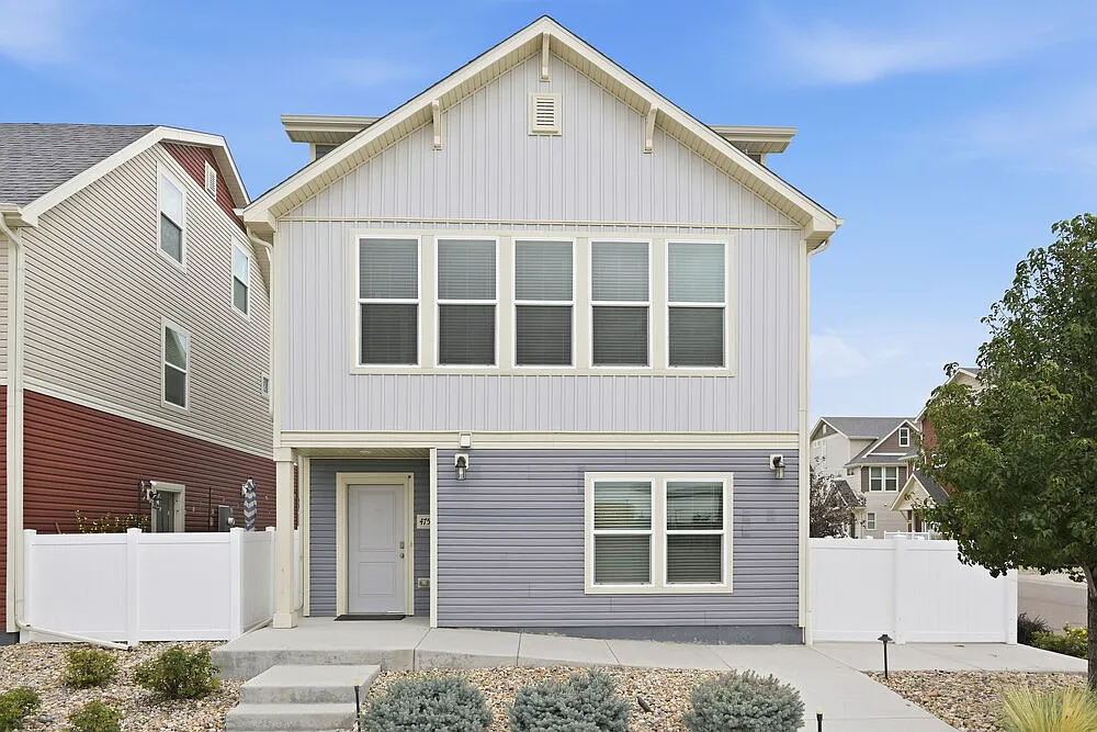 4 bed, 3.0 bath, 1595 sqft, $2,900 — Photo 1