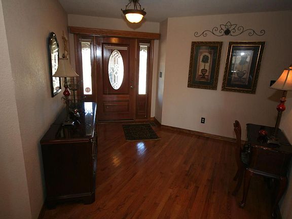 3rd image of 806 W Blackberry Ln