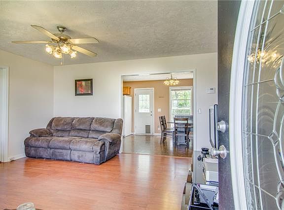 3rd image of 105 Beechwood Ln