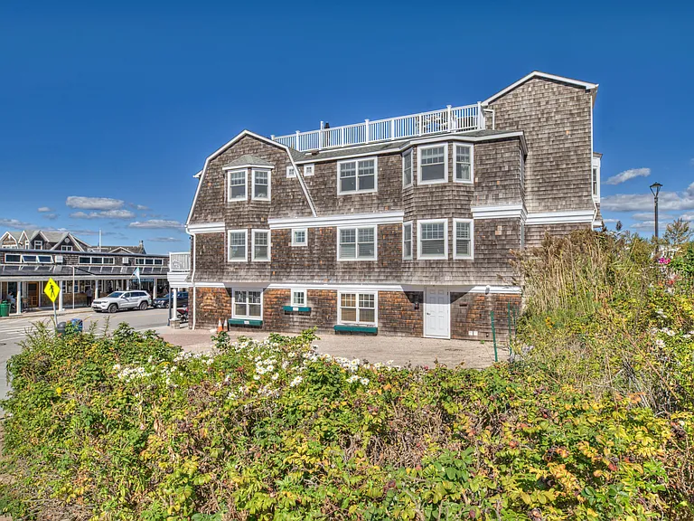 124 Bay St #R2 — Photo 40
