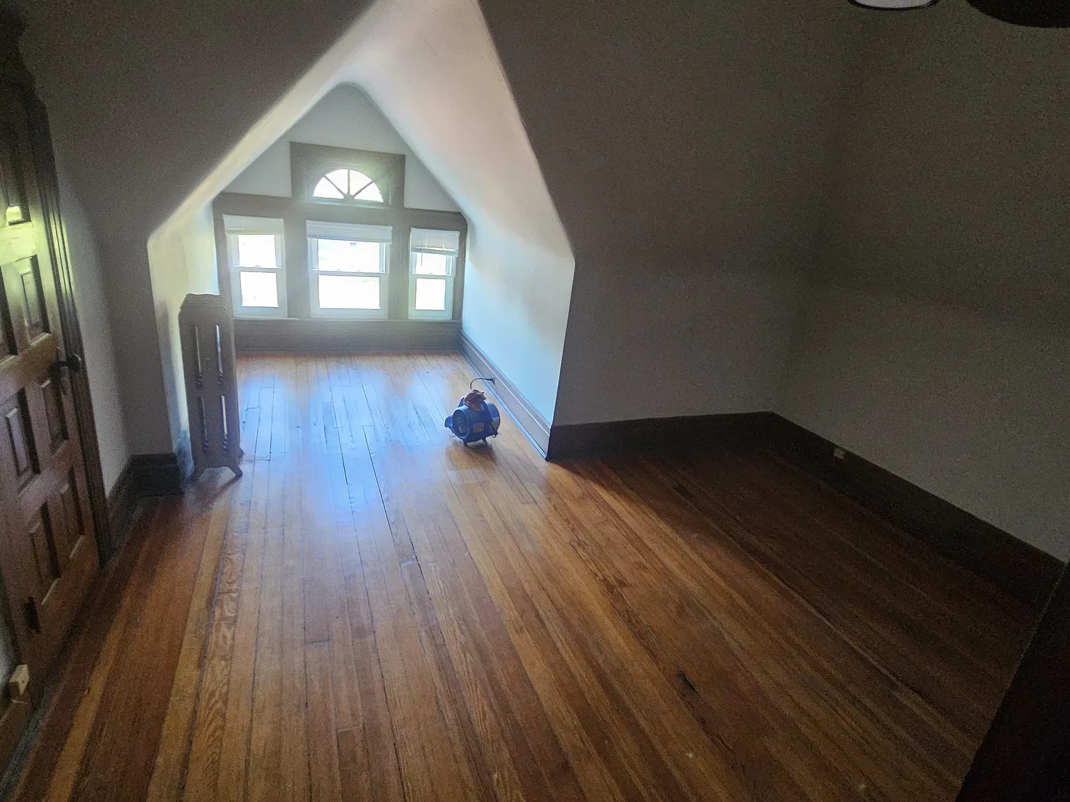 662 Van Dyke St — Photo 4