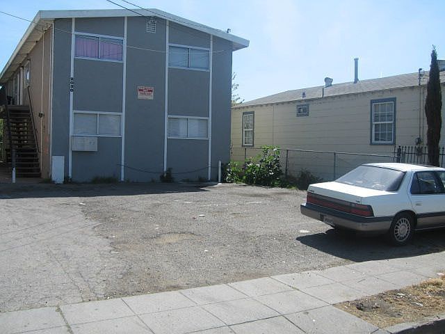 22nd St Exterior front pk
