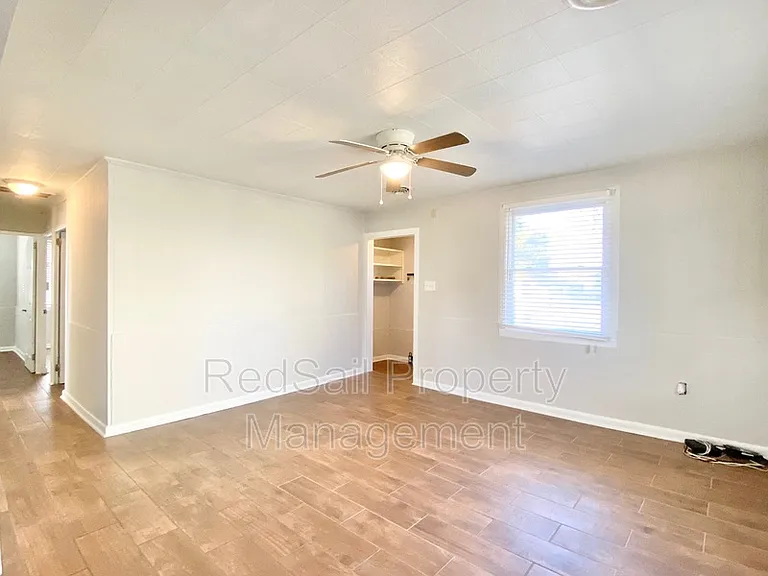 323 Roane Dr — Photo 5