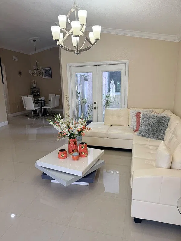 3 bed, 2.0 bath, 1920 sqft, $3,300 — Photo 3
