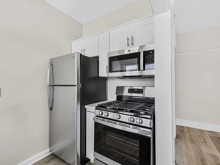 1049 E 5th Street — Photo 15