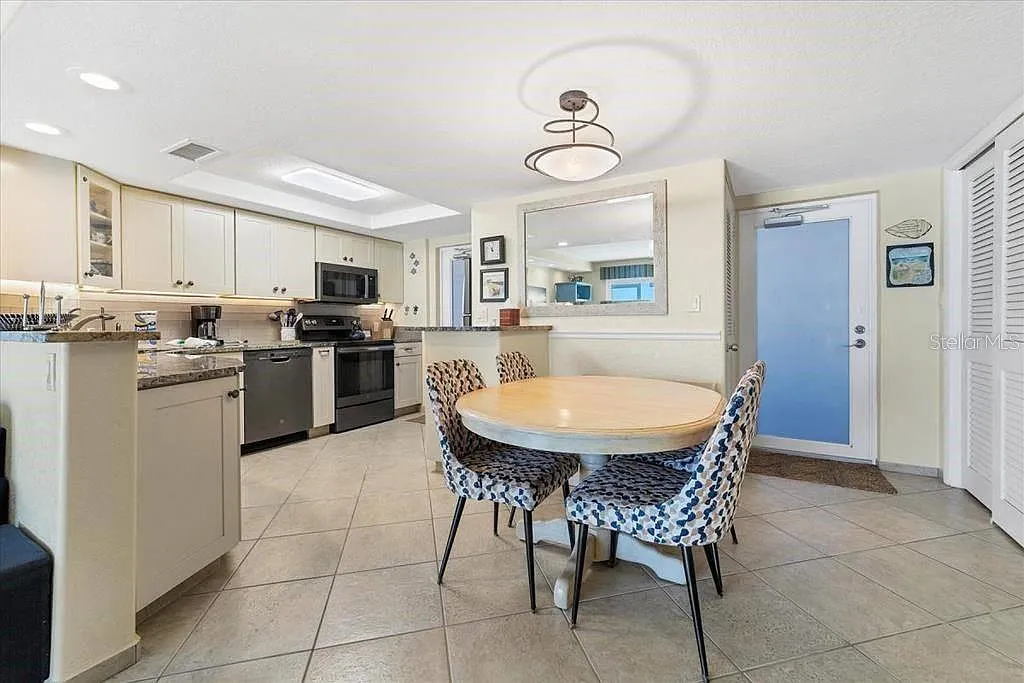 2 bed, 2.0 bath, 1043 sqft, $10,230 — Photo 3