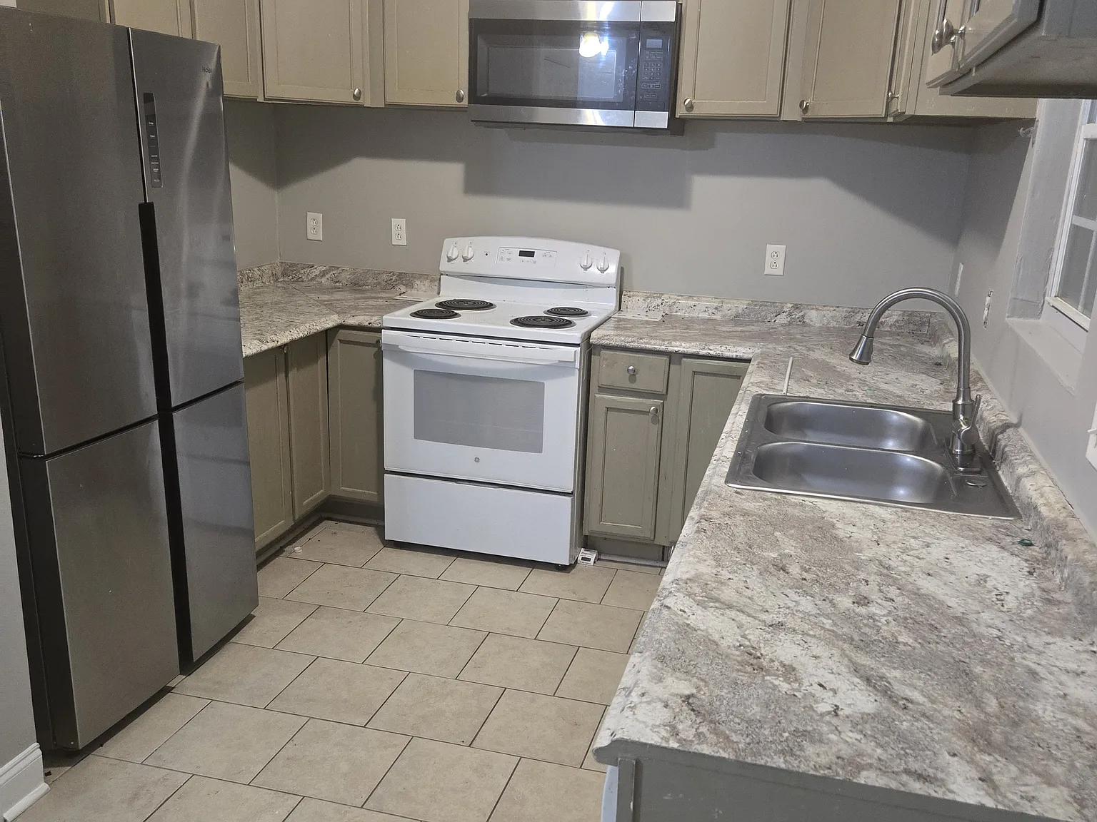 4 bed, 2.5 bath, 2610 sqft, $1,800 — Photo 3