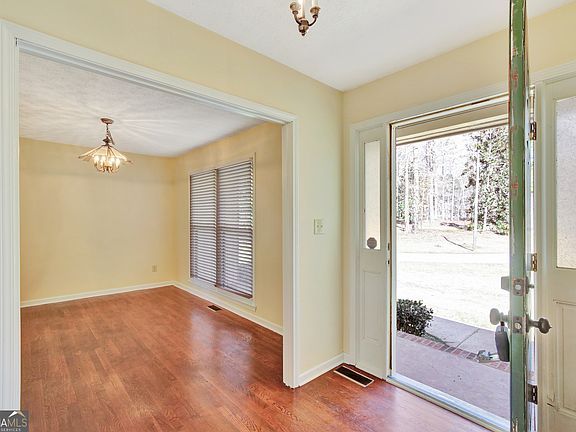 4th image of 210 Ponderosa Dr