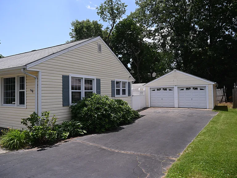 105 Daniel Dr — Photo 2