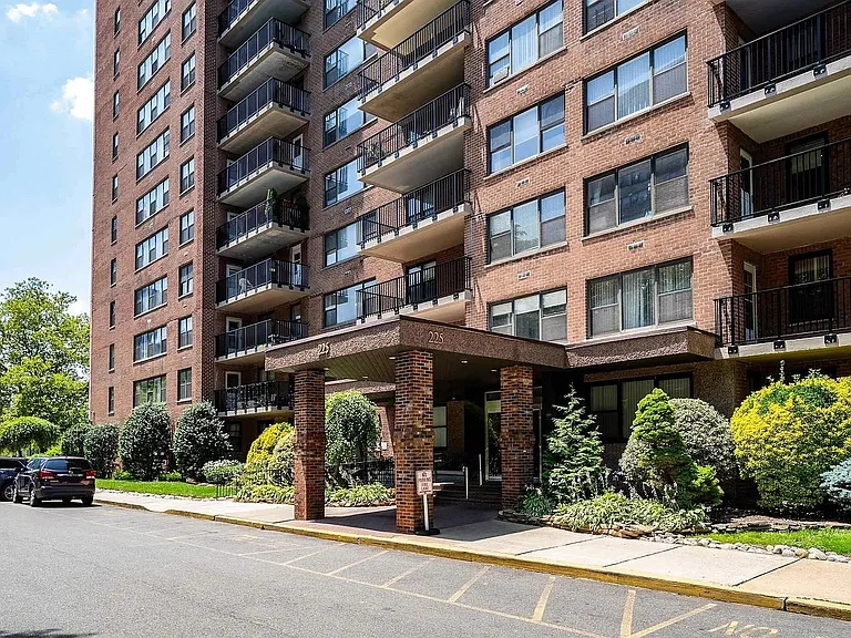 225 Saint Paul Ave #9B — Photo 30